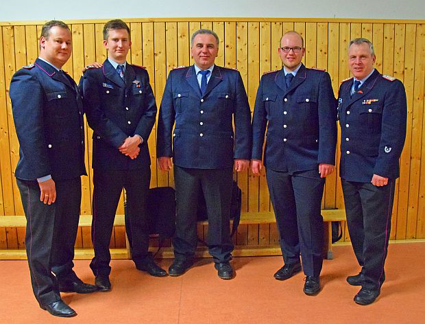 Stellvertretender Ortsbrandmeister Nils Böhnke (von links) befördert Sven Köhler zum Hauptfeuerwehrmann, Jörn Hoyer zum Ersten Hauptfeuerwehrmann und Steffen Braatz zum Oberfeuerwehrmann. Gemeindebrandmeister Frank Thieme gratuliert. 