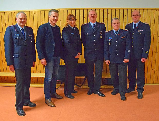 Kreisbrandmeister Torsten Hensel (von rechts) und Gemeindebrandmeister Frank Thieme ehren Jörg Baumgarte für 40-jährigen aktiven Dienst und Birgit Cordes für 25-jkährigen aktiven Dienst in der Feuerwehr. Samtgemeindebürgermeister Josef Röttgers dankt ihre lange Dienstzeit ebenfalls mit einer Urkunde. An Elmar Jungblut wurde die Ehrennadel der Feuerwehrunfallkasse Niedersachsen in Gold verliehen.