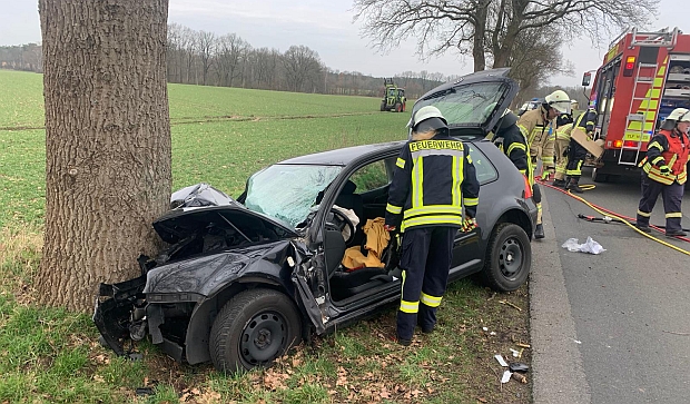 Der durch den Aufprall schwer beschädigte Golf wird durch die Feuerwehr geborgen.