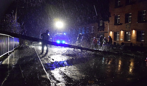 Der umgestürzte Baum in Höhe der Heiligenthaler Wassermühle wird kurz nach Mitternacht von der Straße geräumt.