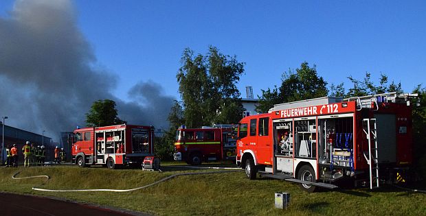 Das Feuer ist auf die „alte Sporthalle“ übergegriffen, der Zwischentrakt ist bereits komplett zerstört