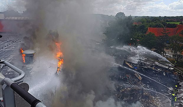 Das Feuer ist auf die „alte Sporthalle“ übergegriffen, der Zwischentrakt ist bereits komplett zerstört