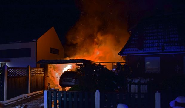 Meterhoch schlagen die Flammen beim Eintreffen von den Einsatzkräften, aus dem Dach von dem Carport