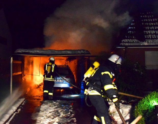 Unter Atemschutz wird das Feuer gelöscht